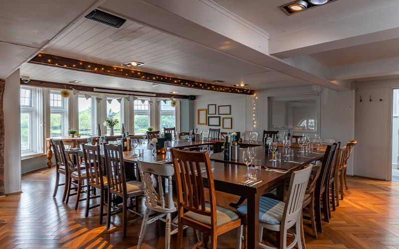vin-2024-secondaryspaces-thethamescourtshepperton-privatedining-img.jpg